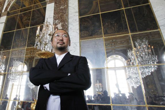 L'artiste japonais Takashi Murakami, la galerie des Glaces du château de Versailles, le 8 juin 2010. 